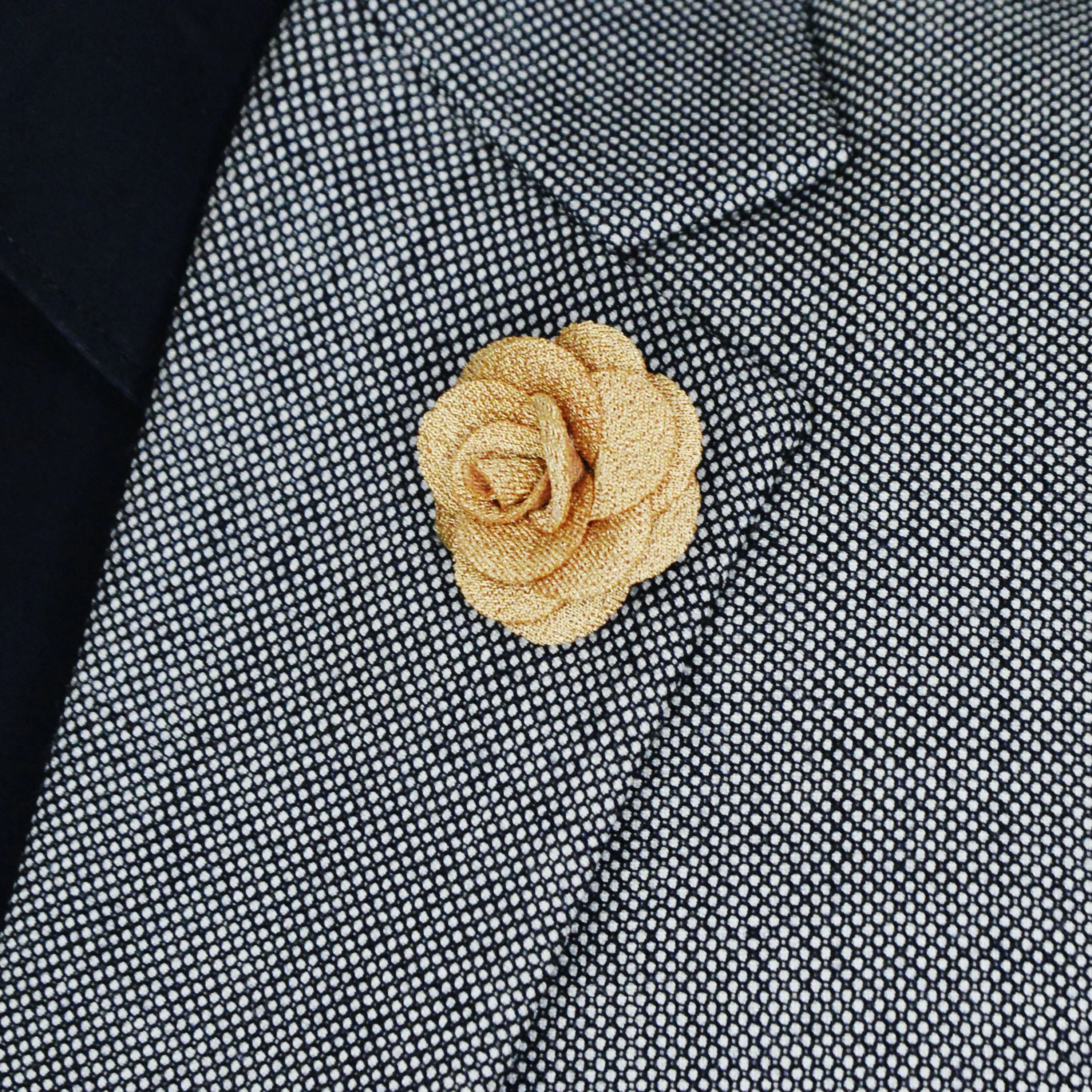 BROWN FLORAL LAPEL PIN