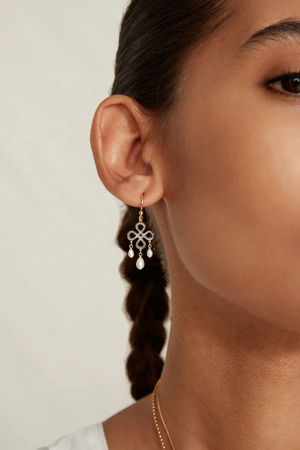 CLOVER CHANDELIER EARRINGS IN WHITE PEARL