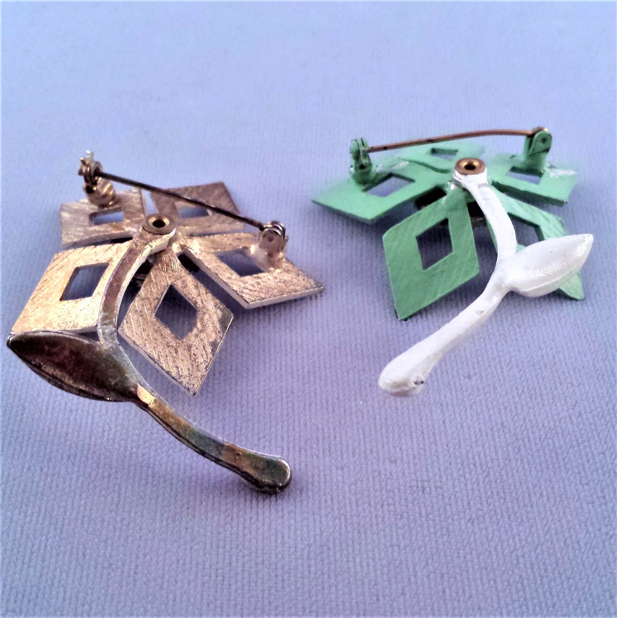 Duo of Geometric 1960s Flower Brooches in Sea Foam and White