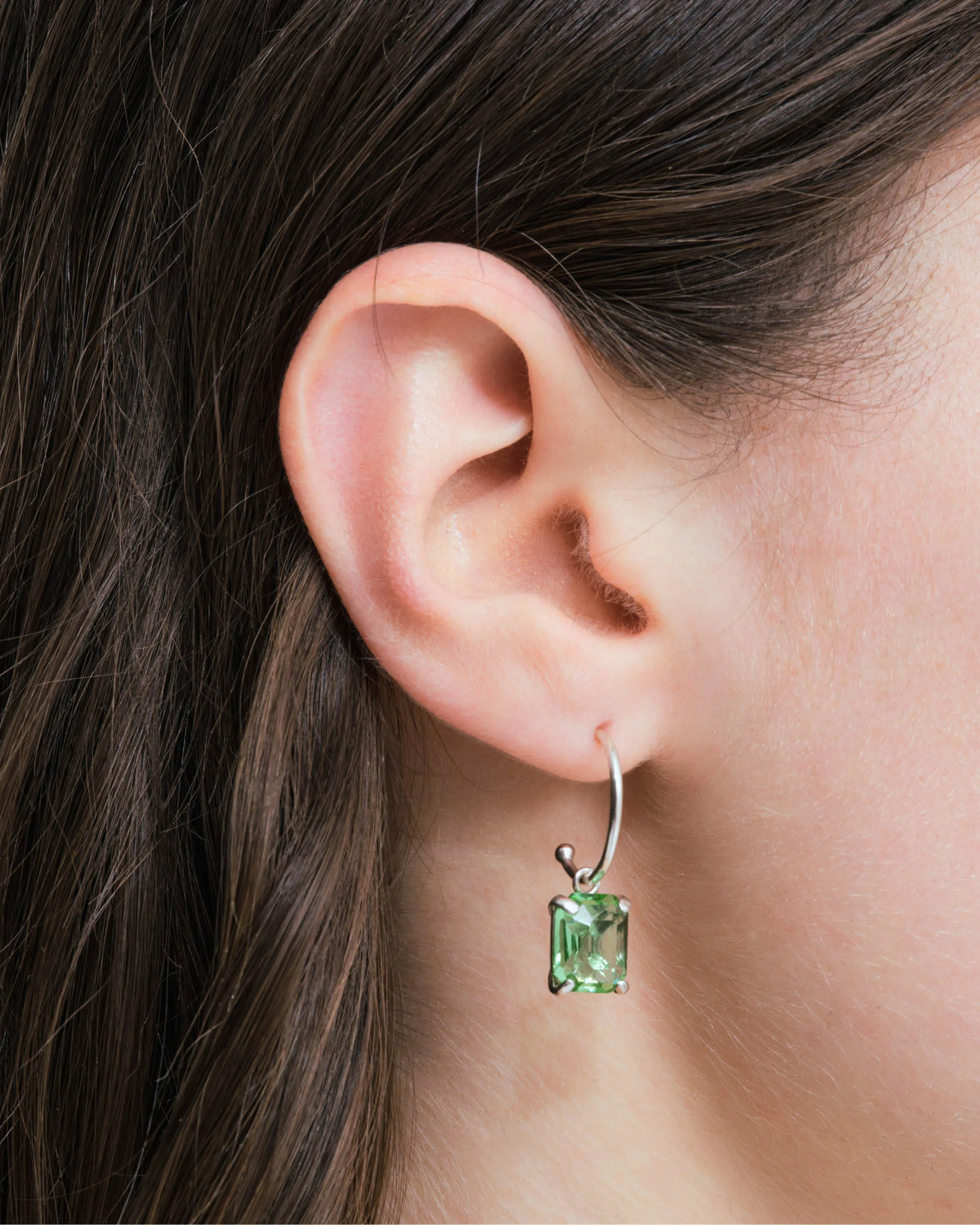 Hoop earrings with peridot crystal in silver