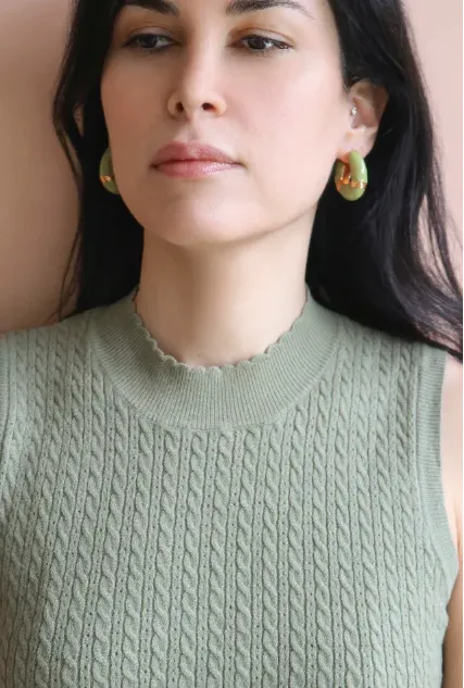 WAVE HOOP EARRINGS WITH PEARL ENAMEL